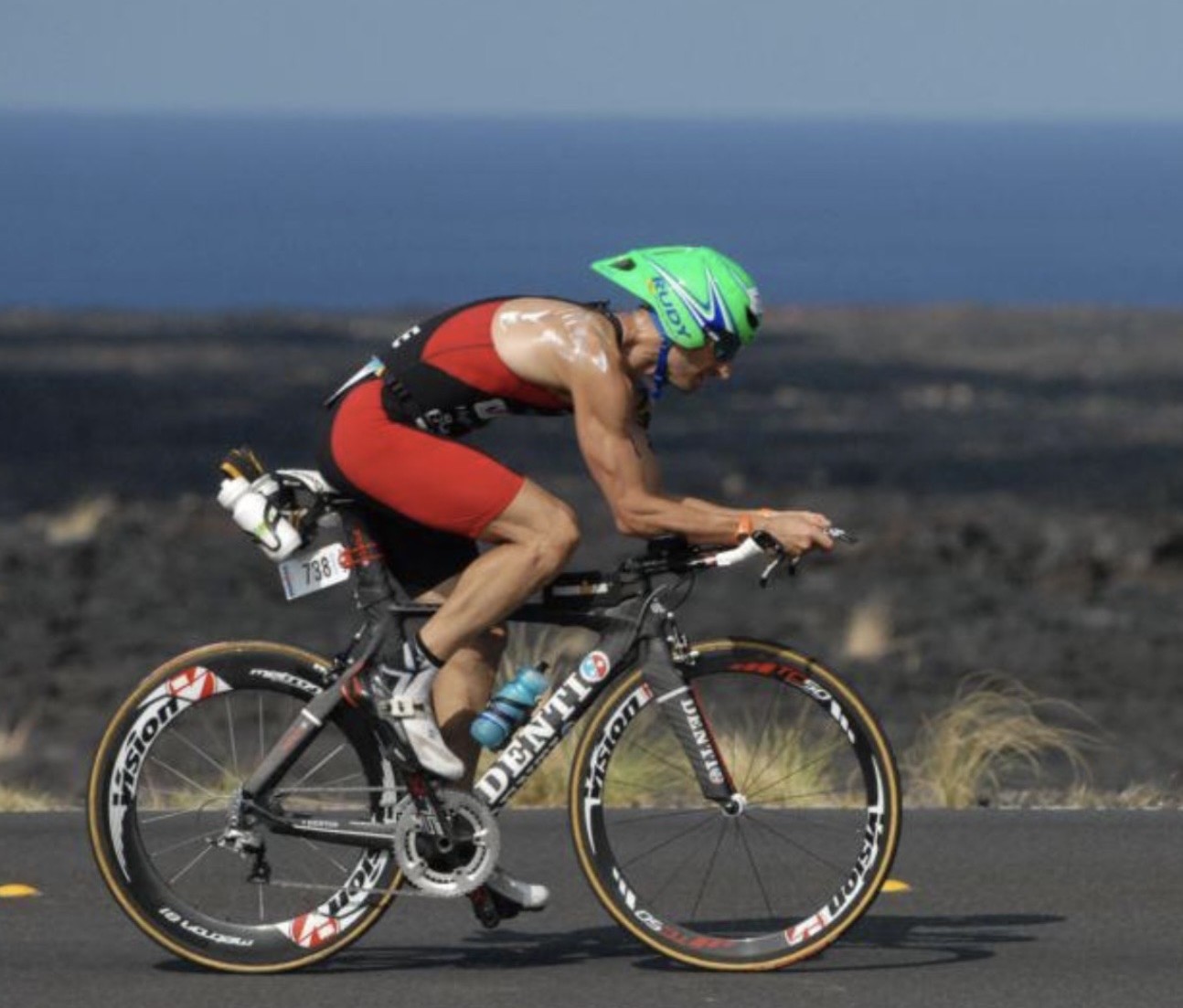 Atleta in gara Ironman su crono Denti.