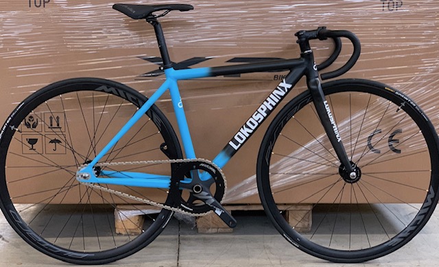 Bici Lokosphinx pista nera e azzurra in studio.