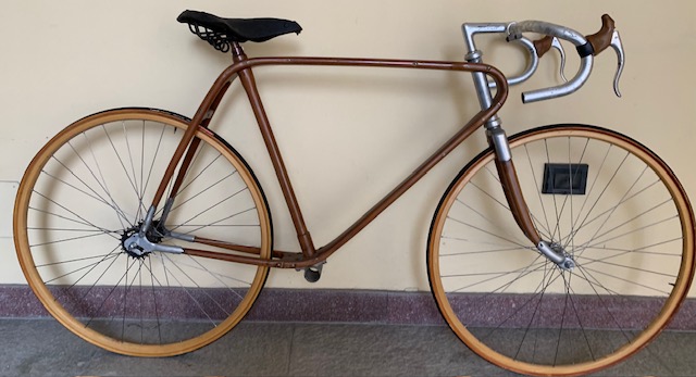 Bici da corsa vintage in acciaio marrone.
