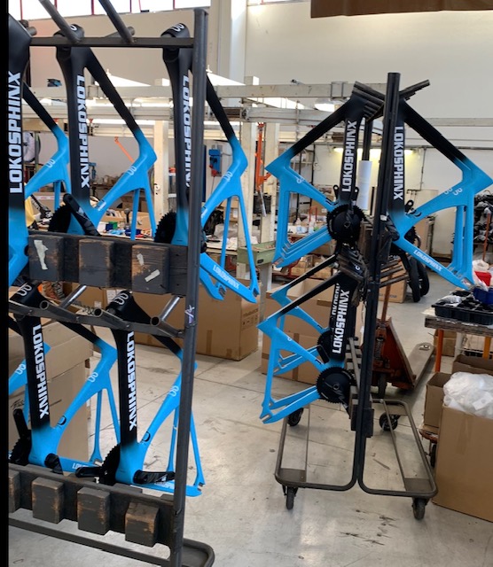 Telai Lokosphinx azzurri su rack in officina.