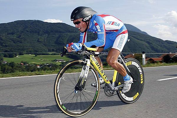 Atleta russo in crono su bici Denti.