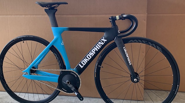 Bici Lokosphinx aero azzurra e nera in studio.