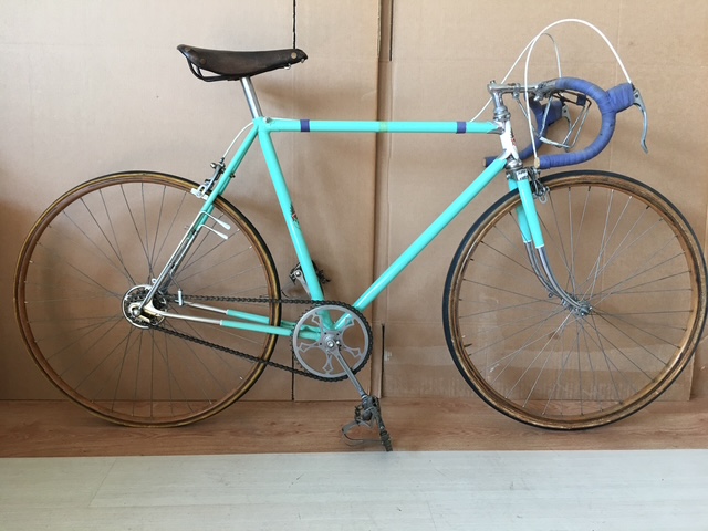 Bici da corsa celeste vintage in acciaio.