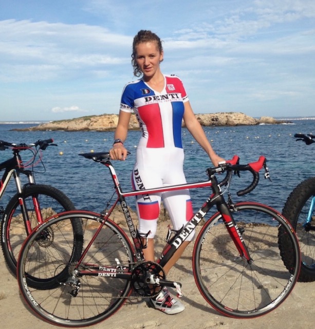 Atleta del team Denti con bici da corsa.