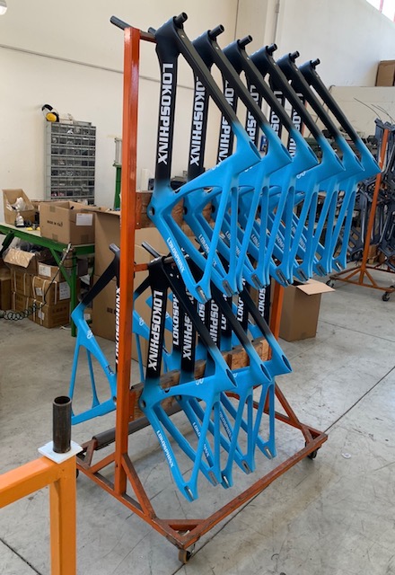 Telai Lokosphinx azzurri e neri su rack arancione.
