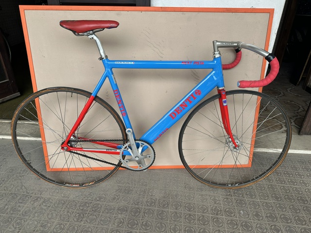 Pista Denti blu e rossa.
