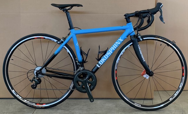 Bici Lokosphinx azzurra da strada in studio.