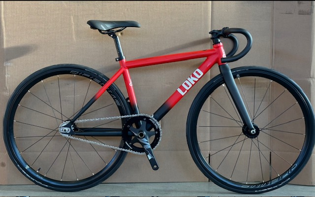 Bici Loko rossa pista in studio.