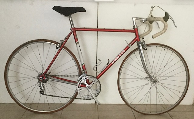 Bici da corsa Denti rossa classica.