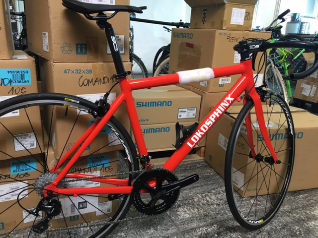 Bici Lokosphinx rossa in officina.