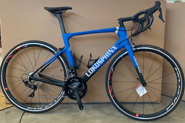 Bici Lokosphinx blu da strada con ruote Fulcrum.